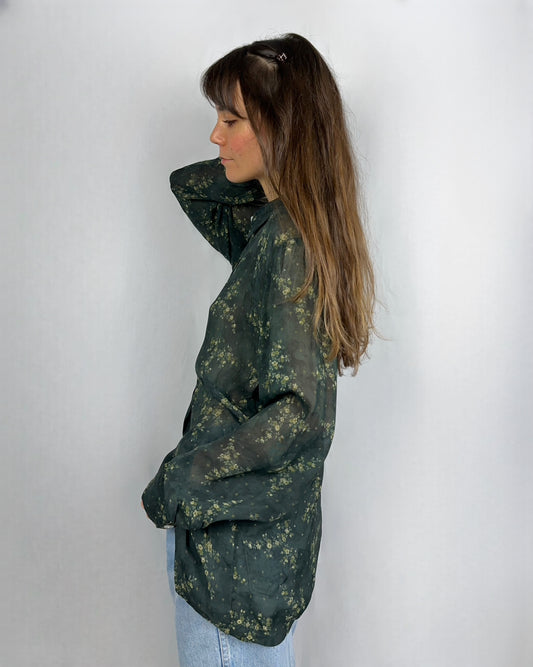 Camicia fiorita con bottoni in madreperla