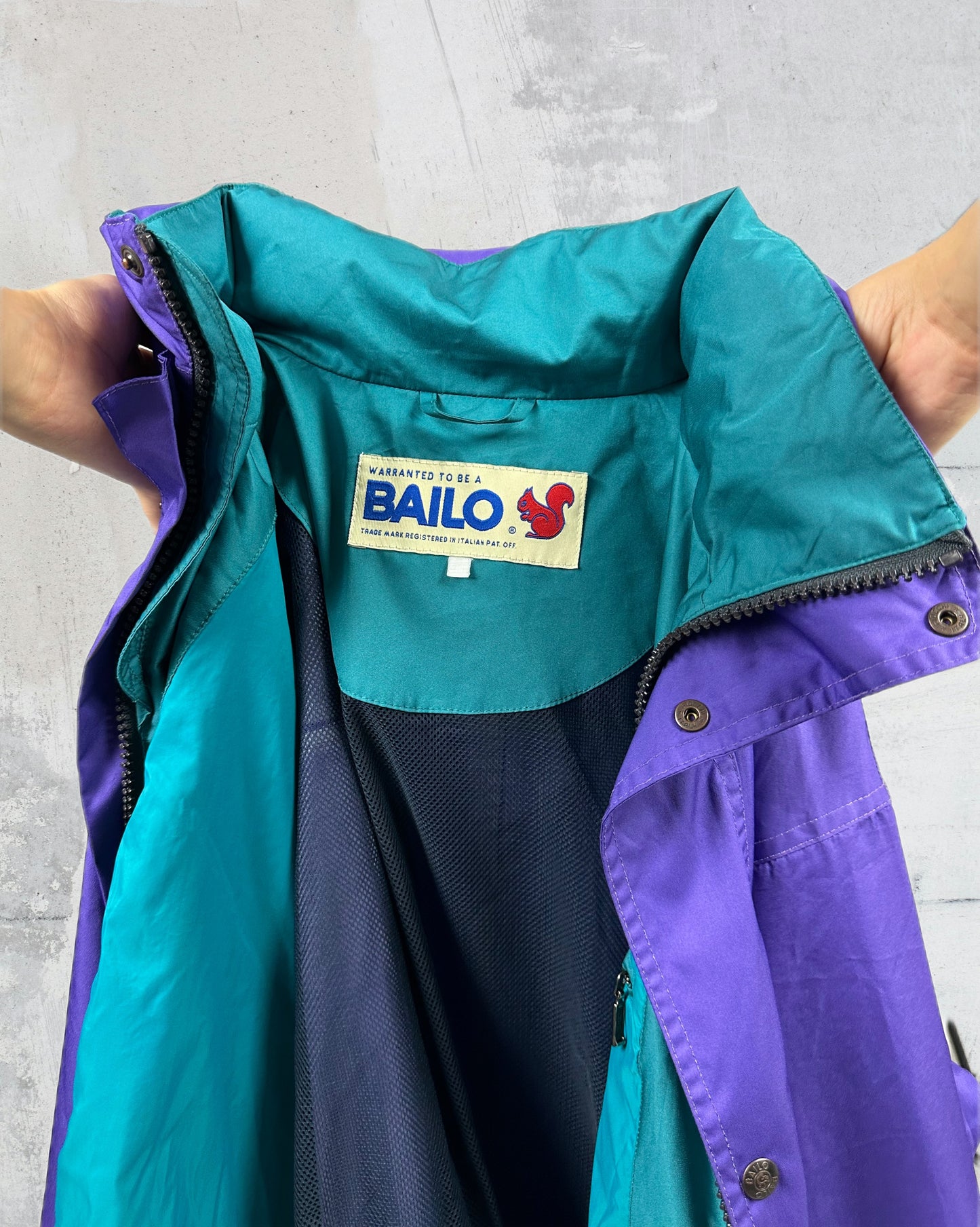 Viola contrasto teal