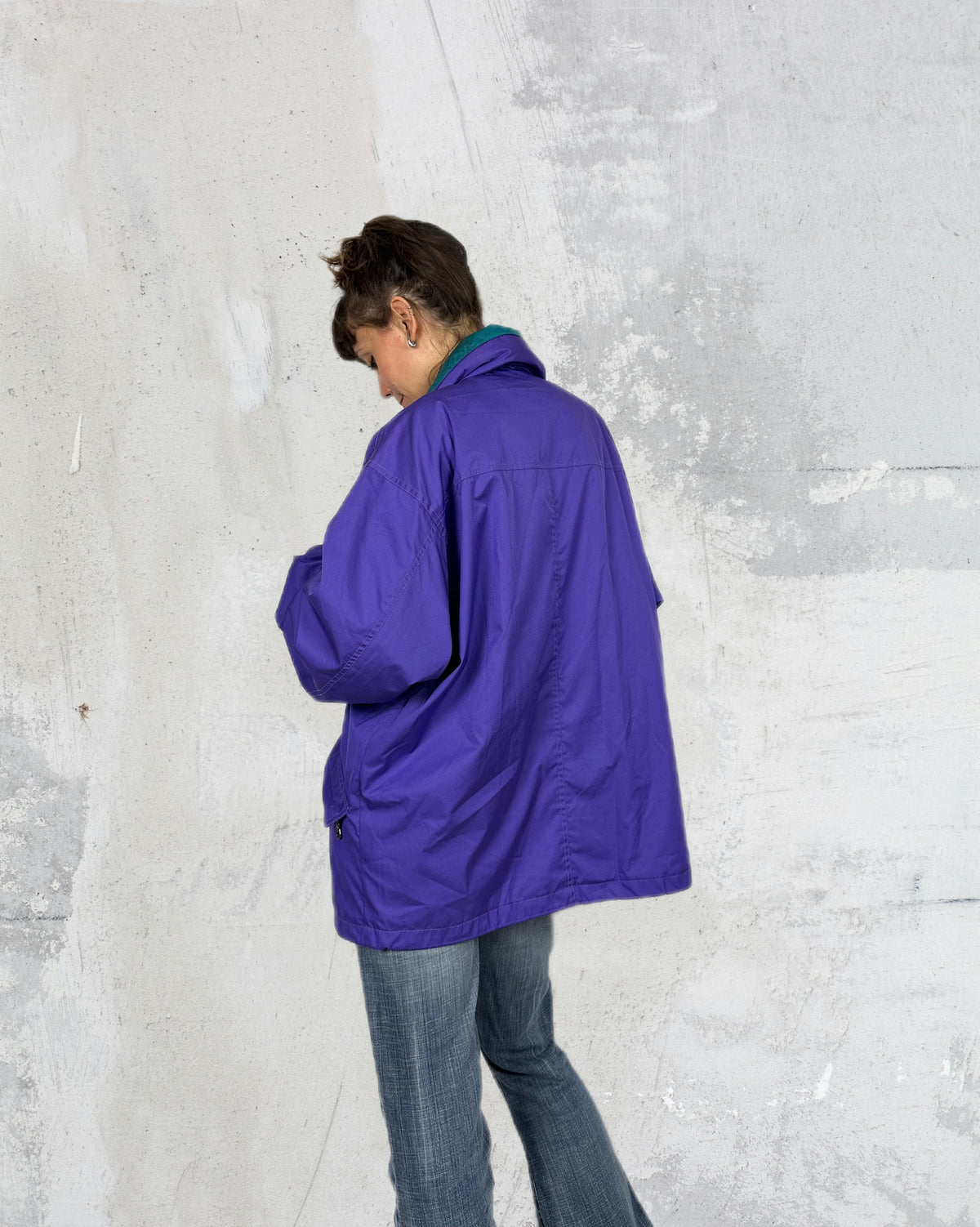 Viola contrasto teal