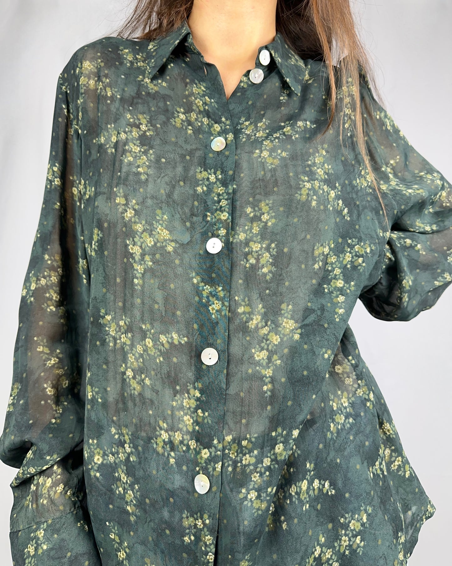 Camicia fiorita con bottoni in madreperla