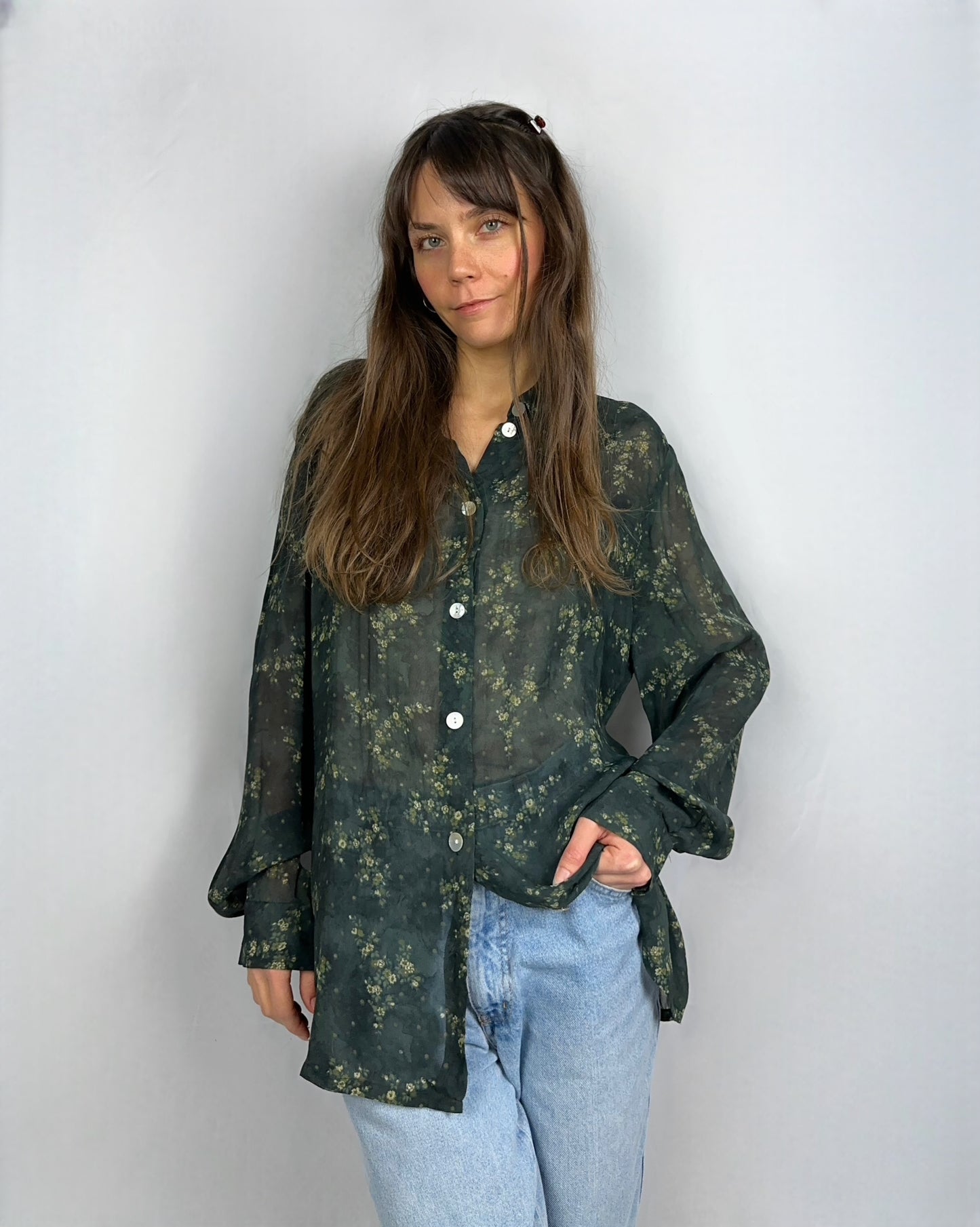 Camicia fiorita con bottoni in madreperla