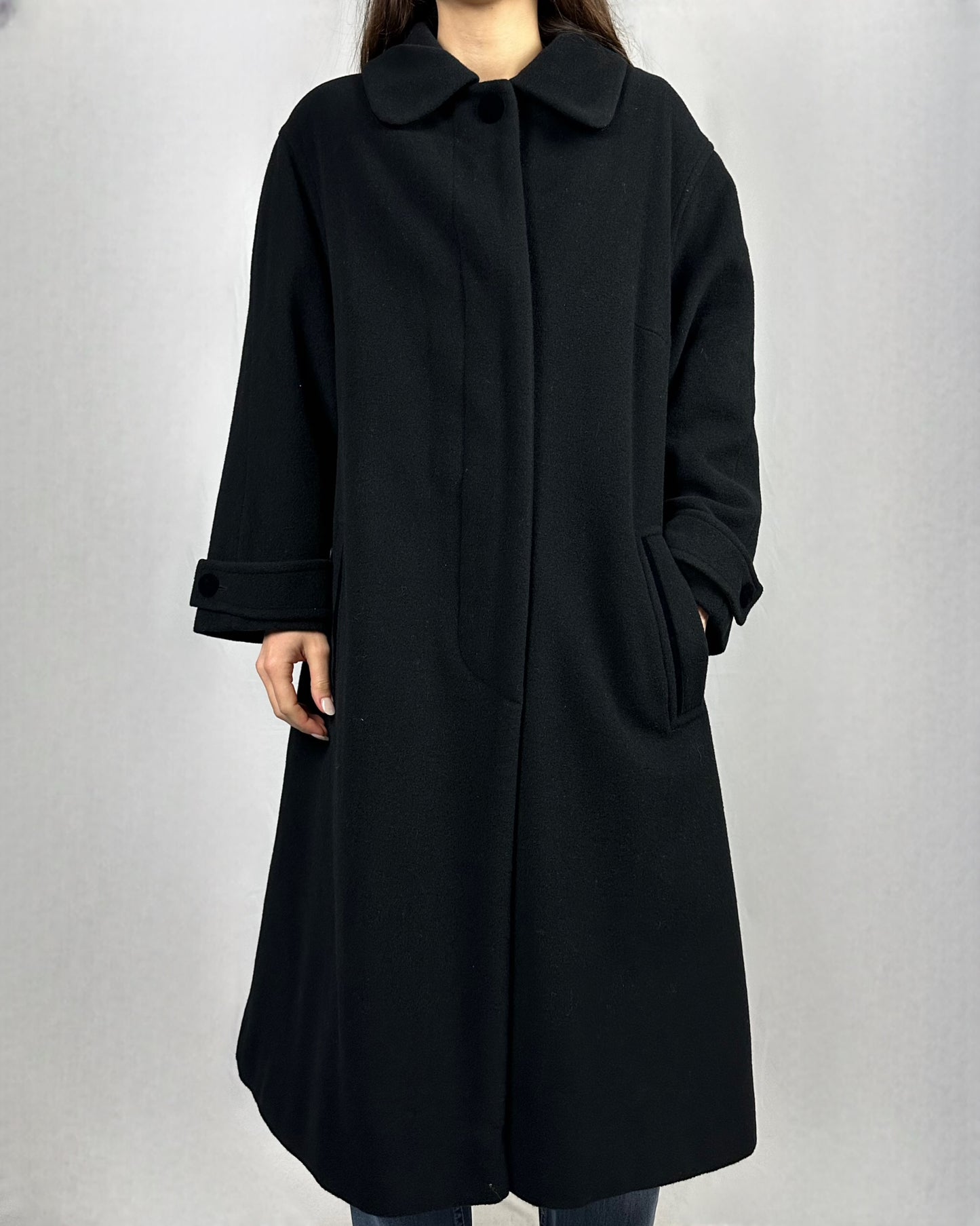 Cappotto nero essenziale