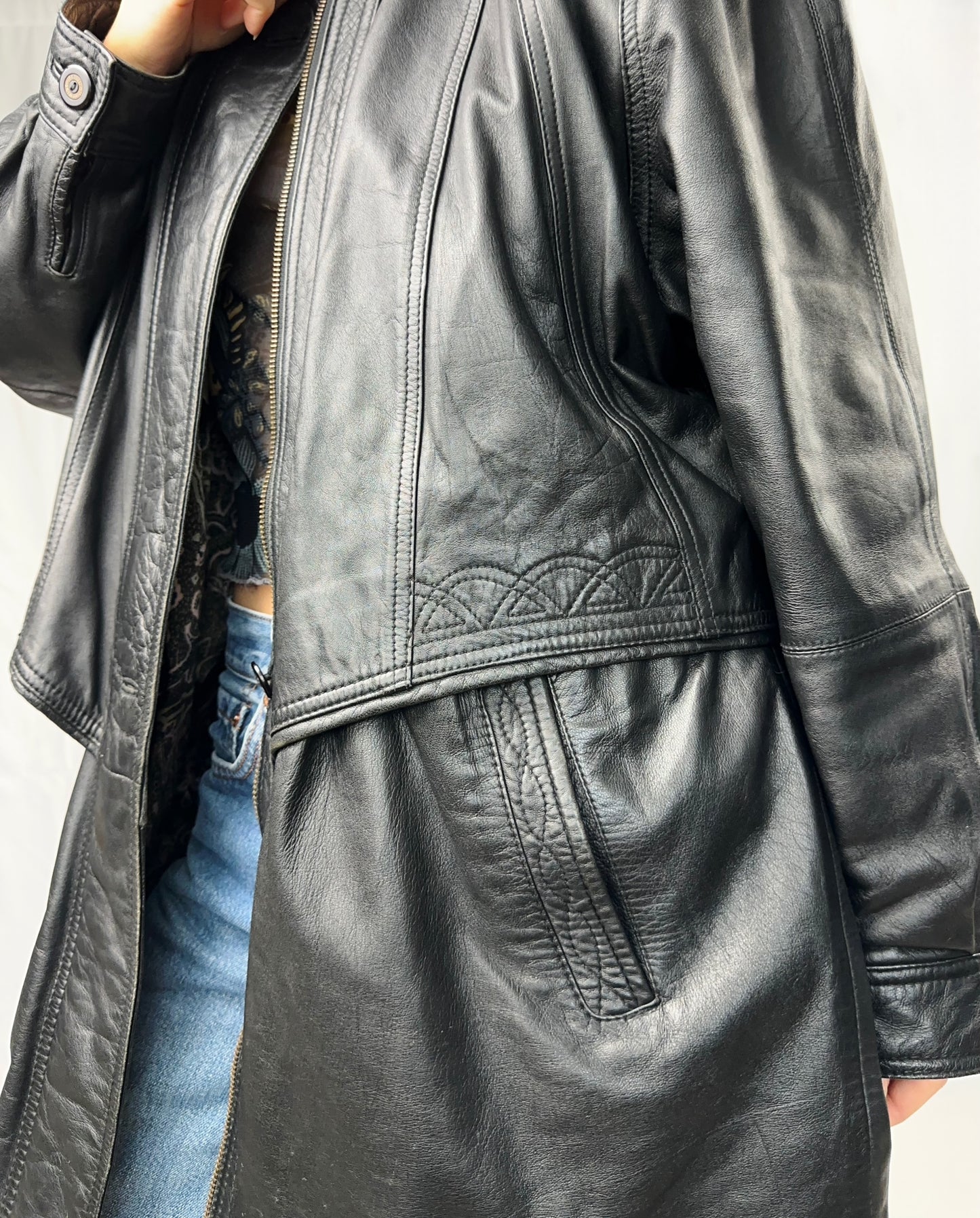 Trench in vera pelle con motivo intrecciato