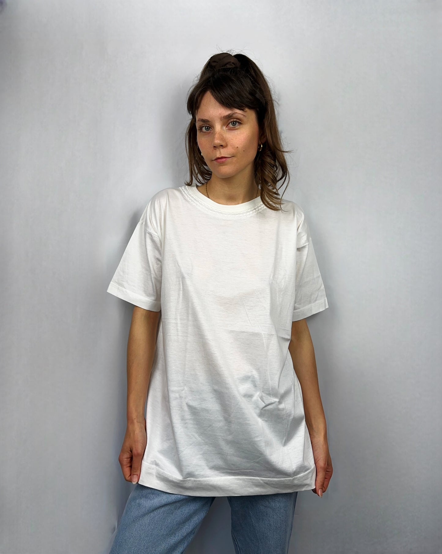 T-shirt con colletto ricamato